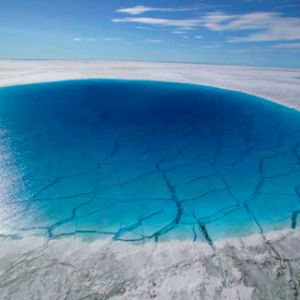 Beeindruckendes Schmelzen von Blauem Eis