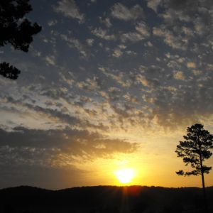 Beeindruckender Sonnenuntergang über Hügeln