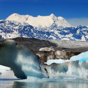 Majestätische Eisberge und Berge