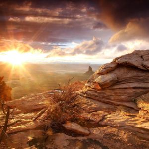 Beeindruckender Sonnenuntergang über Felslandschaft