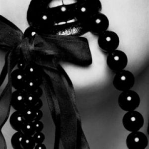 Stylische Schwarze Lippen und Perlen