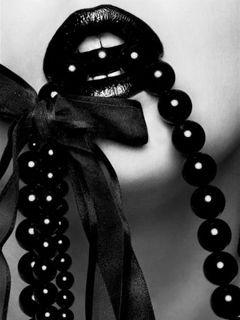Stylische Schwarze Lippen und Perlen