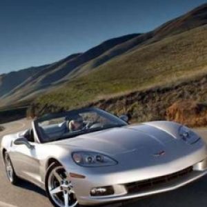 Silberner Corvette auf Malerischer Straße