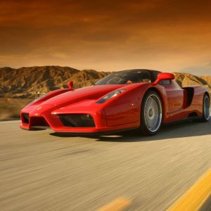 Rotes Ferrari Enzo auf der Straße