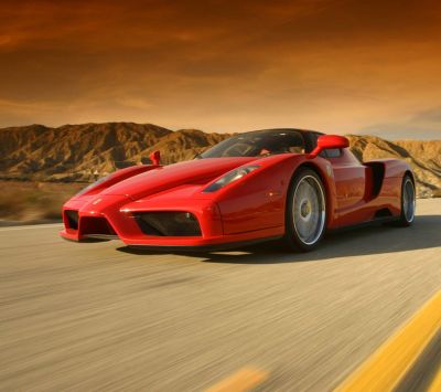 Rotes Ferrari Enzo auf der Straße