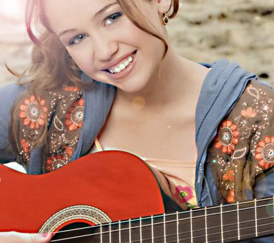 Miley Cyrus mit Gitarre