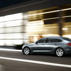Elegantes BMW in Bewegung