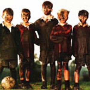 Kinder Spielen Fußball