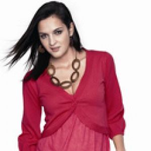 Stilvolle Frau in Rot
