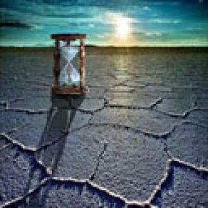 Sanduhr in der Wüstenlandschaft