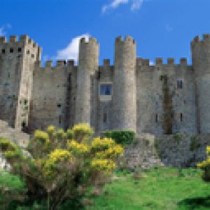 Majestätische Burg auf einem Hügel