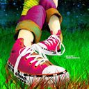 Bunte Sneakers auf dem Gras