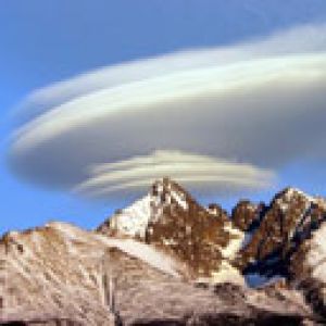 Majestätische Berge und Wolken