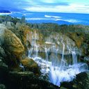 Schöner Ozeanwasserfall