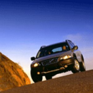 Volvo SUV auf malerischer Straße