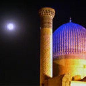 Beeindruckende Nachtansicht einer historischen Moschee