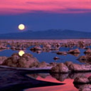 Atemberaubender Sonnenuntergang über Wasser