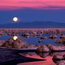 Atemberaubender Sonnenuntergang über Wasser