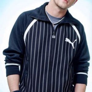Stylischer Junge in Puma-Jacke