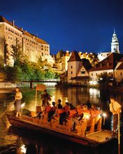 Nächtliche Flusslandschaft mit Schloss