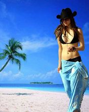 Mädchen am Strand im Bikini