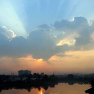Sonnenuntergangsreflexion im Wasser