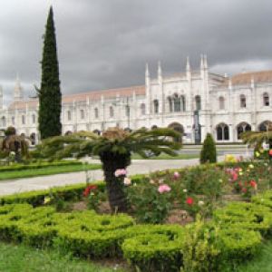 Schöner Garten mit Historischer Architektur