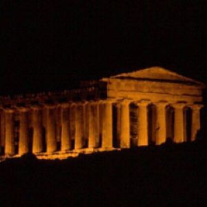 Antiker Griechischer Tempel bei Nacht