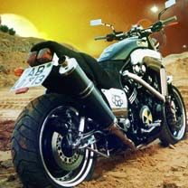 Stylisches Motorrad in der Wüste