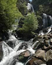 Ruhige Wasserfalllandschaft