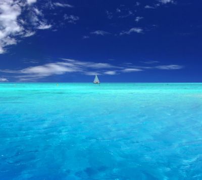 Segeln auf Kristallklarem Wasser