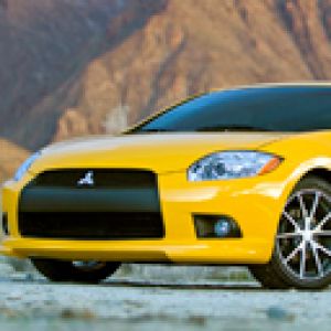 Gelbes Mitsubishi Auto