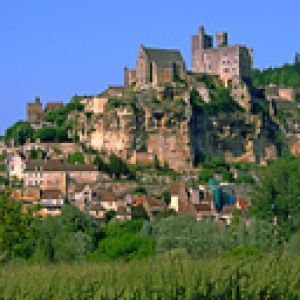 Historische Burg auf einem Hügel