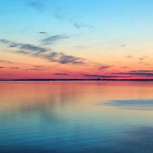 Ruhiger Sonnenuntergang über Wasser