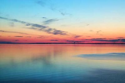 Ruhiger Sonnenuntergang über Wasser