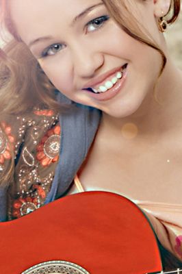 Lächelndes Mädchen mit Gitarre
