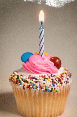 Bunter Geburtstags-Cupcake