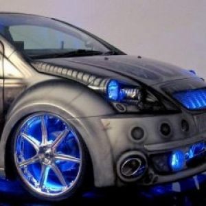 Custom-Auto mit Neonlichtern