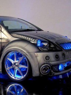 Custom-Auto mit Neonlichtern