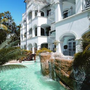 Tropisches Resort mit Wasserfall
