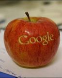 Google-Logo auf einem Apfel