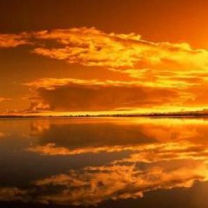Beeindruckende Reflexion des Sonnenuntergangs