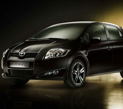 Schwarzes Auto Toyota Auris