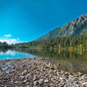 Ruhiger Bergsee