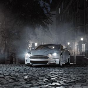 Luxus-Sportwagen bei Nacht