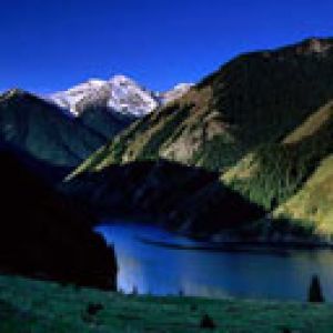 Ruhiger Bergsee