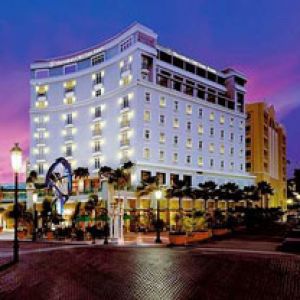 Elegantes Hotel bei Sonnenuntergang