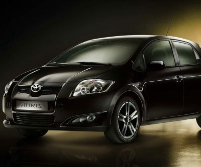 Schwarzes Auto Toyota Auris