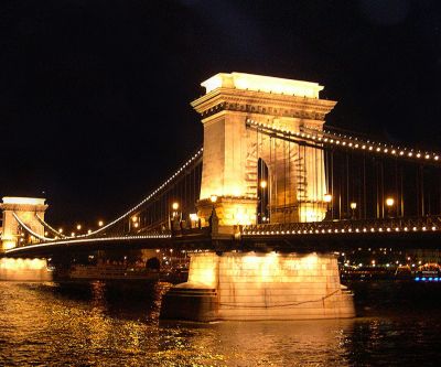 Kettenbrücke bei Nacht