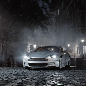 Luxusauto Aston Martin bei Nacht